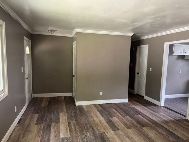 Building Photo - 2 Bedroom | 1 bath - Remodeled Unit Locate...