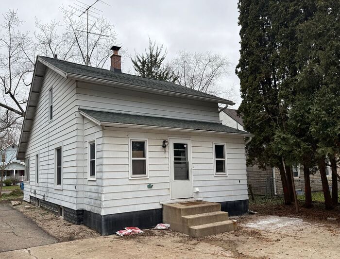 Building Photo - Fully Renovated 3 bed 2 bath home - Ask ab...