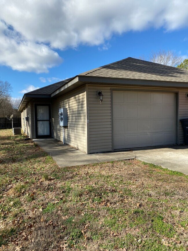 Foto del edificio - Wonderful Two Bedroom in Elkins AR! Right ...