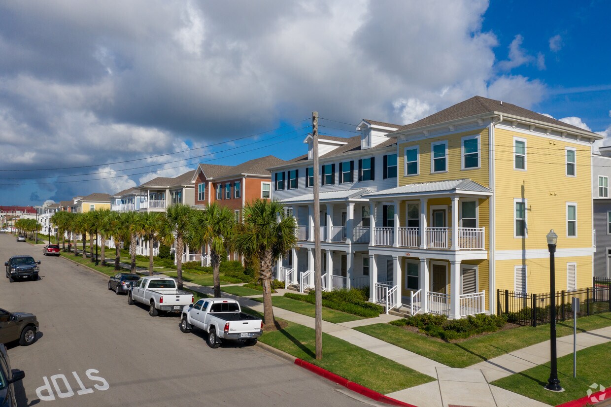 Villas on the Strand Apartments in Galveston, TX