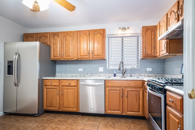 Building Photo - 6040 Lake Bluff Dr