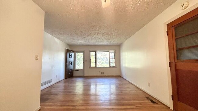 Foto del edificio - Lovely 3 Bedroom Hidden Gem! Hardwood Floo...