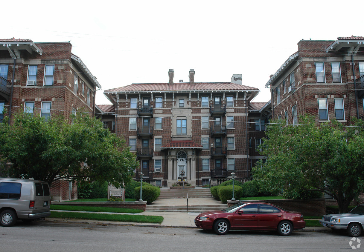 Building Photo - St. Regis Apartments