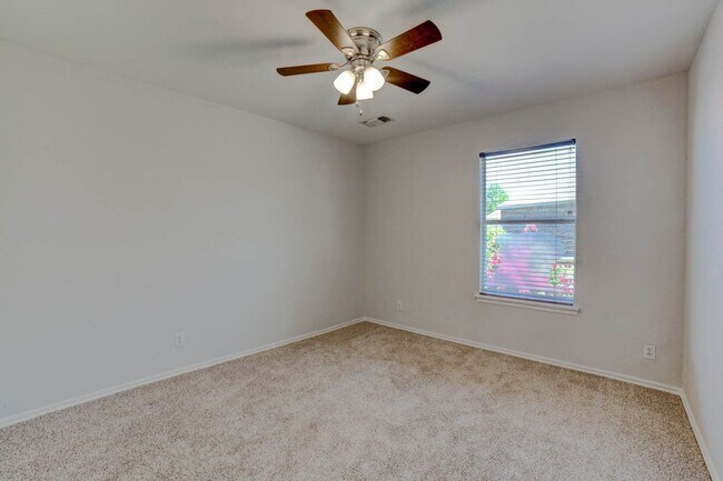 Foto del edificio - GORGEOUS 3 BED 2 BATH / CUL-DE-SAC / BA SC...