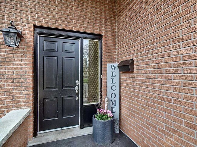 Photo du bâtiment - 365 Roselawn Pl