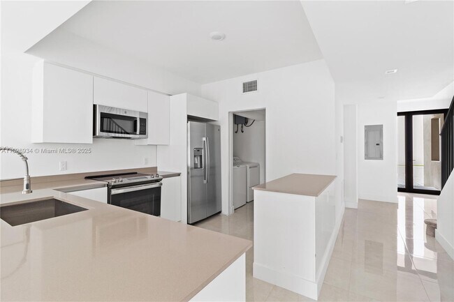Foto del edificio - 4130 N Oak Pl