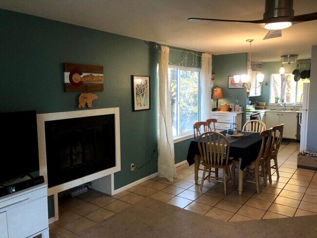Sala de estar/comedor, chimenea a leña - 3465 Lochwood Dr