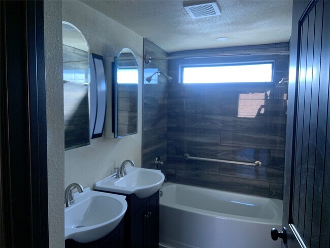 Foto del edificio - 8313 Autumn Ln