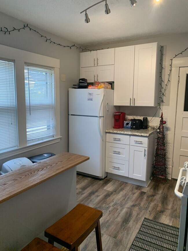 Building Photo - June 2025 ~ Cute 4 bedroom main level dupl...