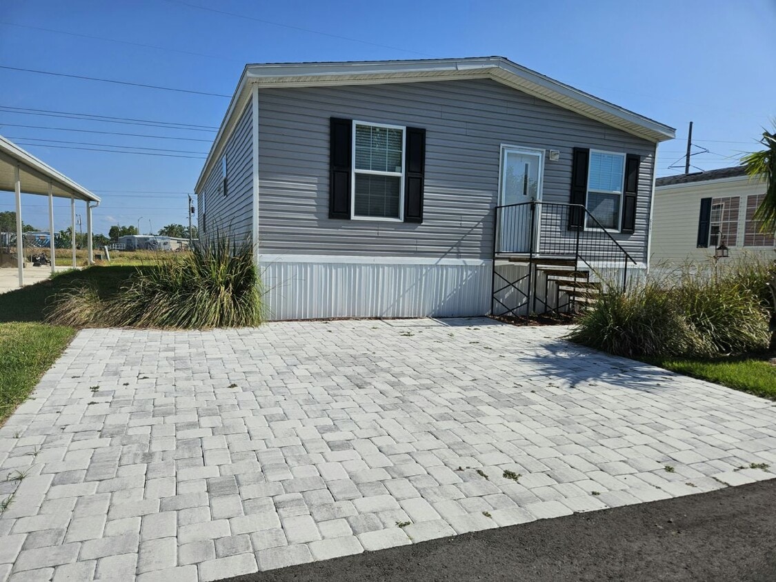 Foto principal - 6591 Hidden Oaks Dr