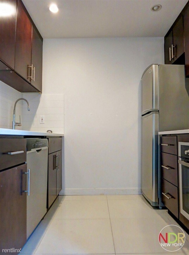 Foto del edificio - 557 Lafayette Ave