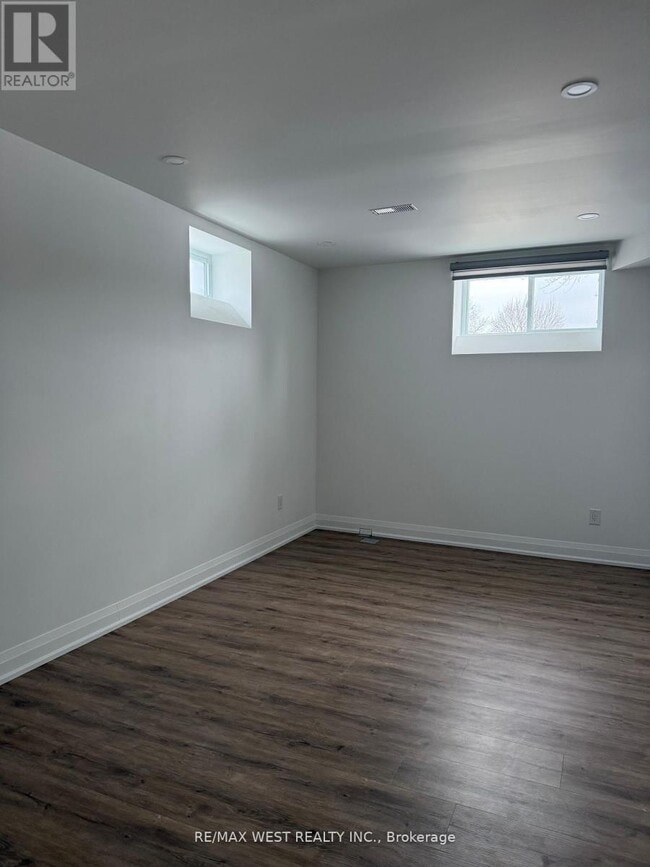 Building Photo - 10 Tynevale Dr
