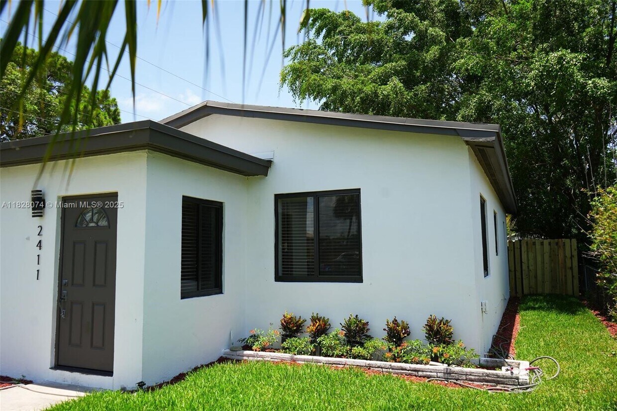 Foto principal - 2411 NW 9th St