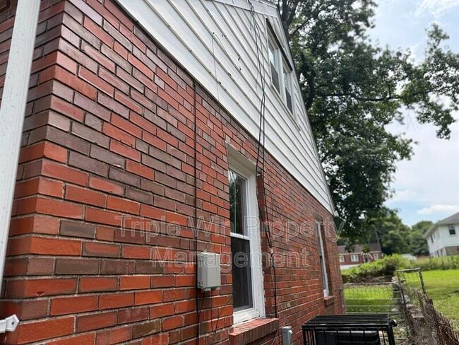 Building Photo - 802 Rolwes Ave