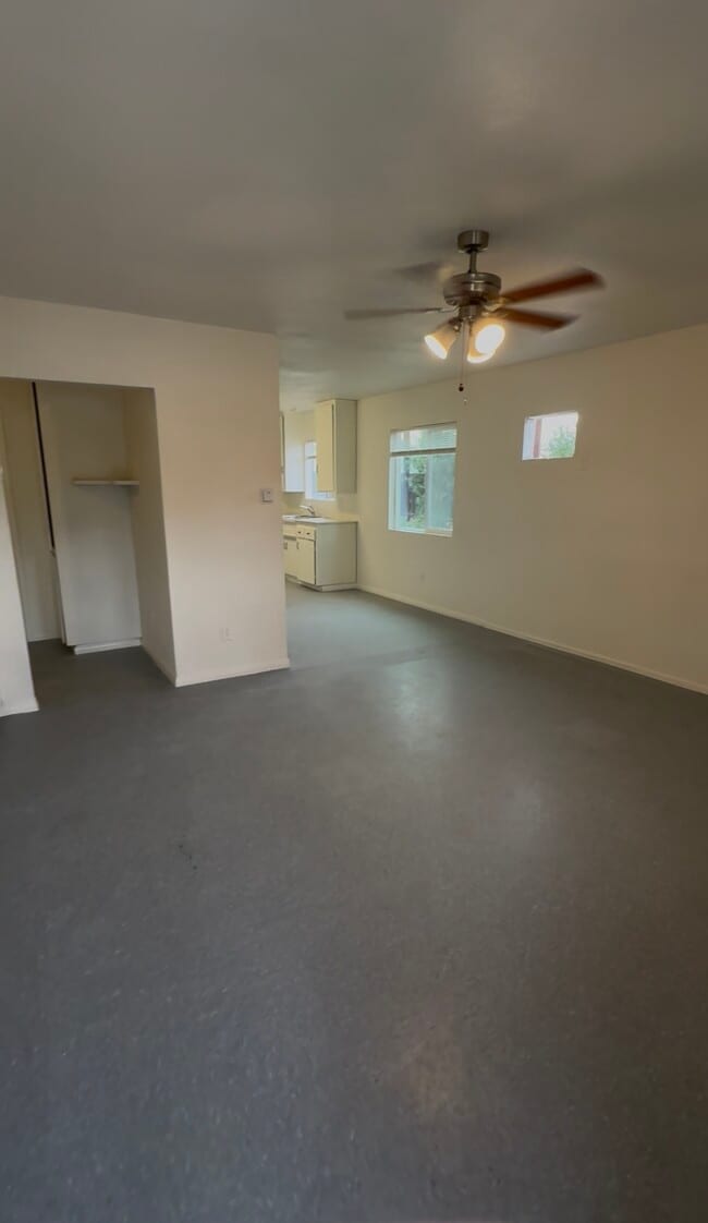 Building Photo - 440 S Mistletoe Ave