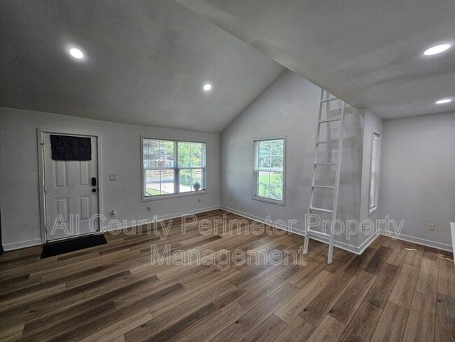 Building Photo - 2107 Pinehurst Dr