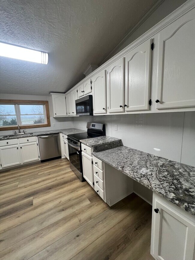 Foto del edificio - Peaceful Country Living on 1.4 Acres Beautifully Remodeled 3 Bed / 2 Bath Home on Ficklin Road