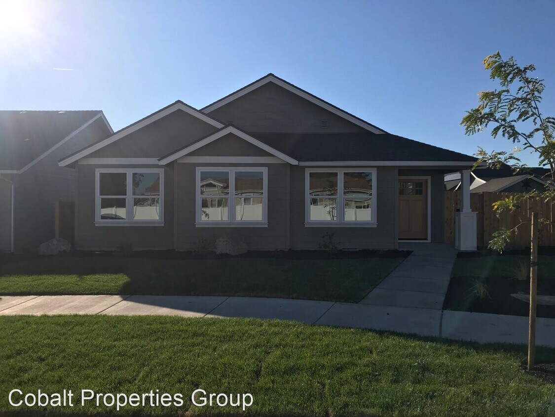 4 br, 2 bath House 1965 NE 5th Street House Rental in Redmond, OR