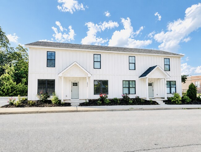 Building Photo - 2035 Rosewood Dr