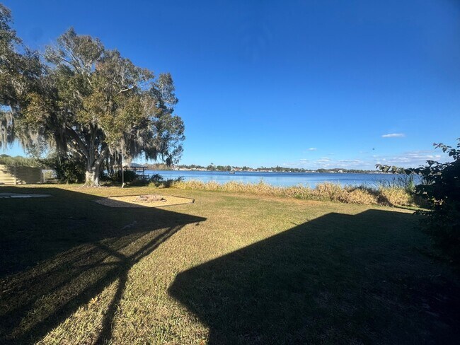 Foto del edificio - 734 Memorial Dr