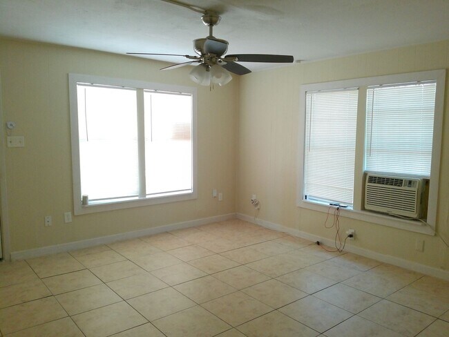 Foto del edificio - 749 Westchester Dr