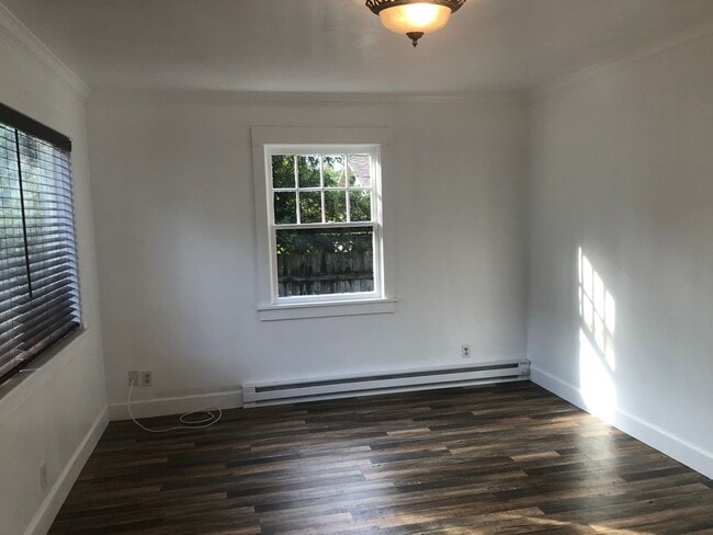 Building Photo - Cute 2 bedroom 1 bathroom farm house!