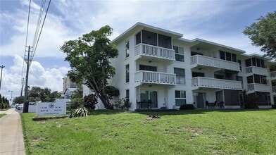 Building Photo - 2944 W Bay Dr
