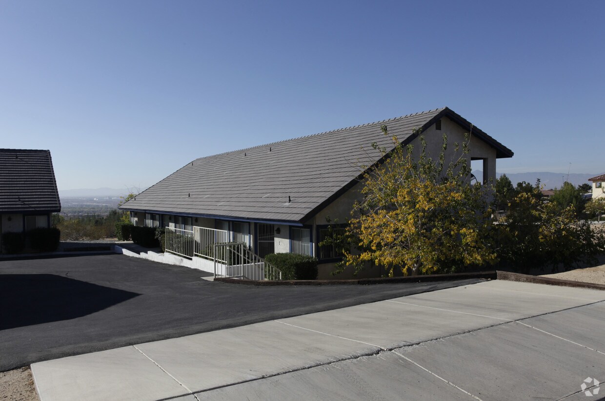 Primary Photo - 17921 Siskiyou Rd