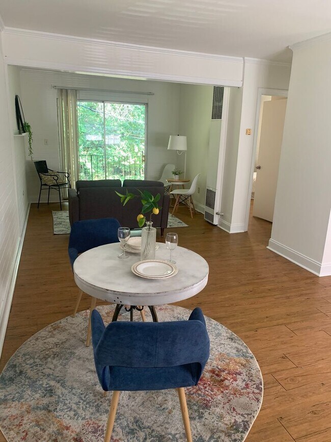 Building Photo - Charming One Bedroom Apartment In The Heart of Plaza Midwood!