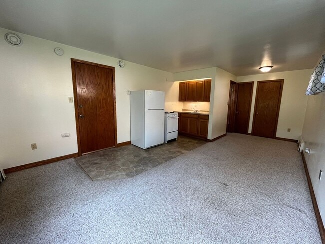 Building Photo - 1702 E 2nd St