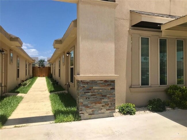 Building Photo - 705 E Myrtle Beach Ave