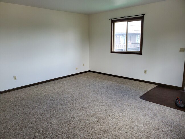 Livingroom 2 - 411 Elm Ave
