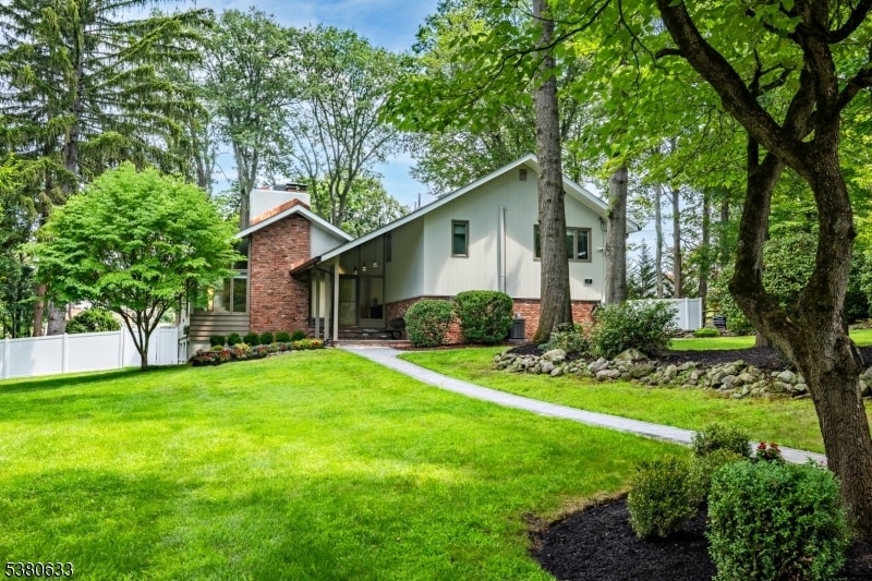 Primary Photo - 11 Stevenson Ln