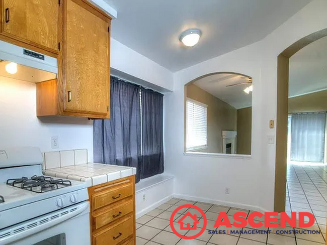 Building Photo - Lovely 3 Bedroom Home Off McCutchen and Ol...