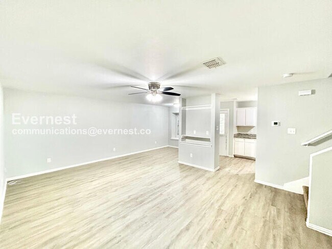 Foto del edificio - Limited Time Special Offer / 3 Bed, 2.5 Bath Townhome with Garage / Pet-Friendly / Available Now!