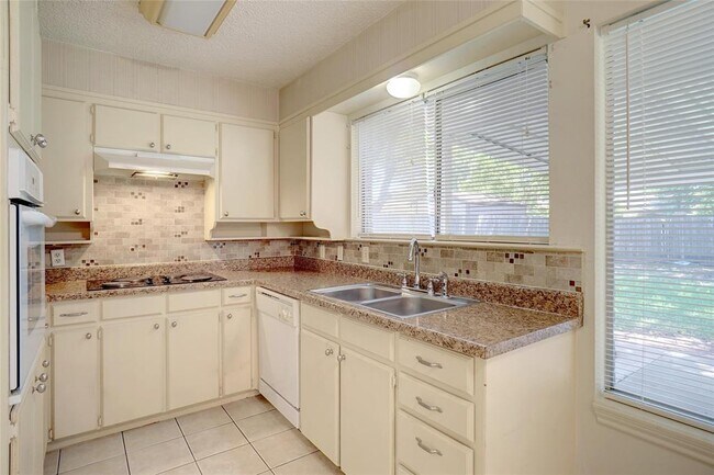 Building Photo - 337 Apache Trail