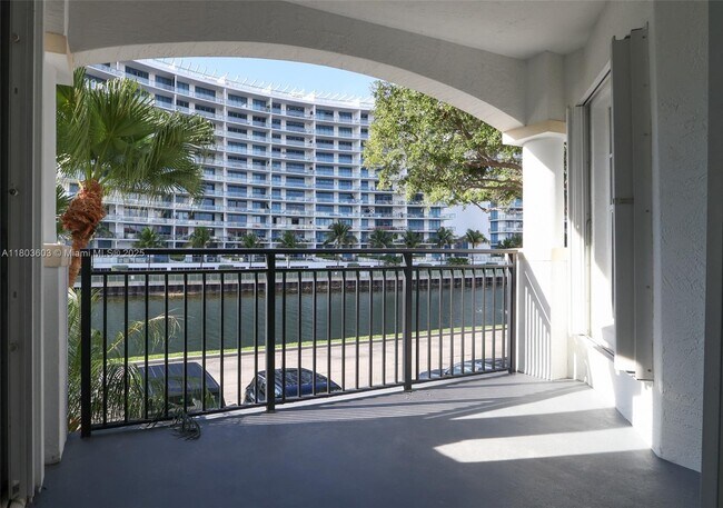 Foto del edificio - 3245 NE 184th St