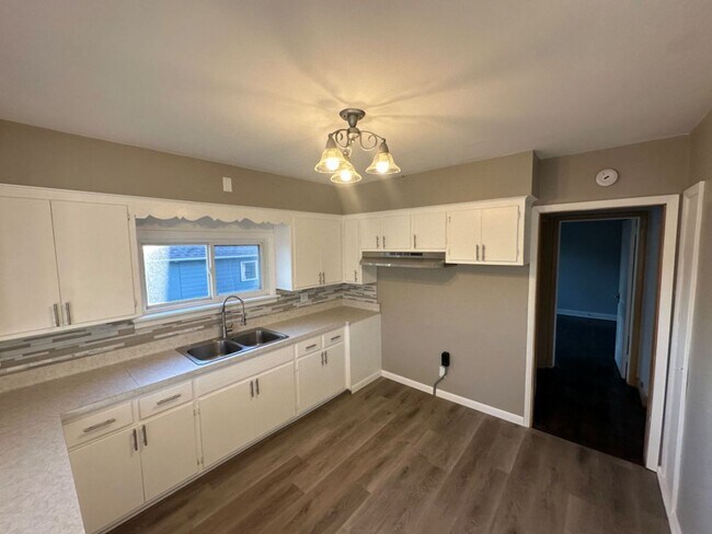 Building Photo - 3 Bedroom Single Family