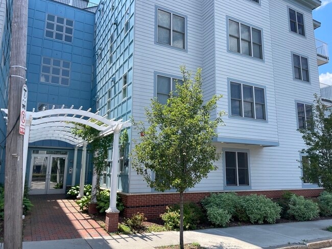 Building Photo - 151 Hancock St