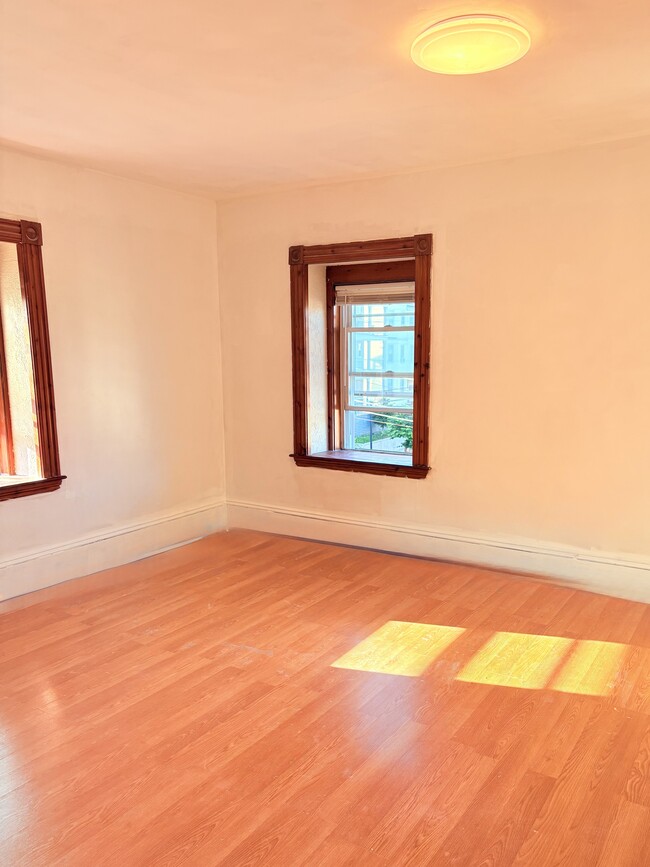 Large bedroom - 31 Temple St