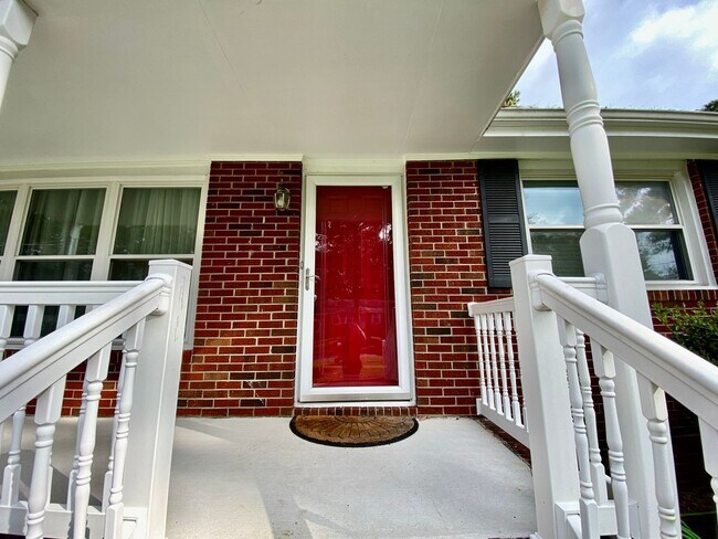 Foto del edificio - AVAILABLE EARLY MAY, Charming ranch home with front porch in Castle Heights!