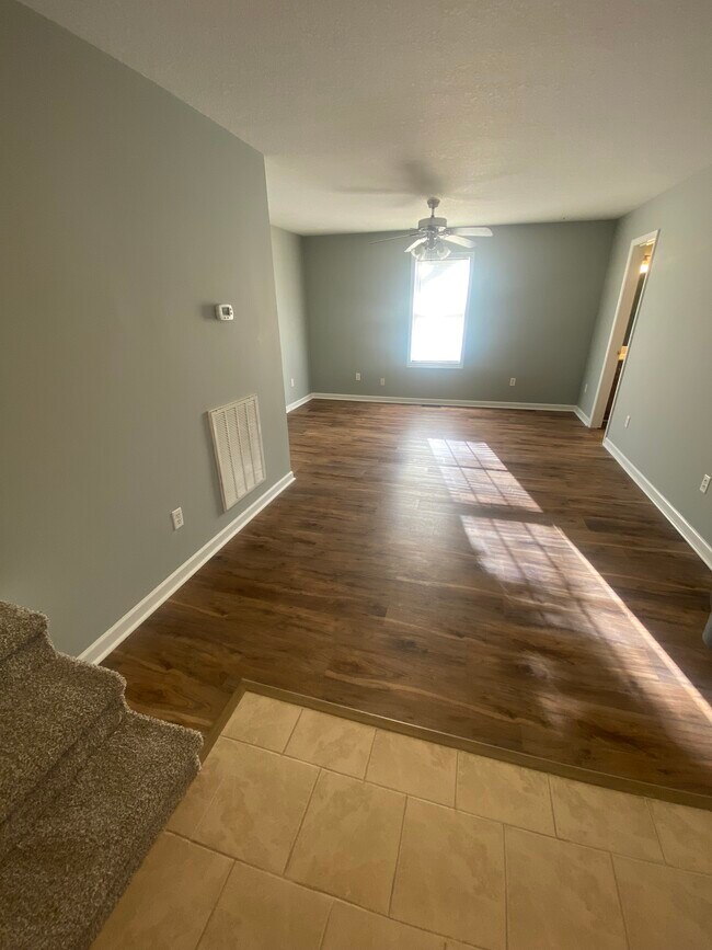 Sala de estar con suelo LVP. - 317 N Anderson St