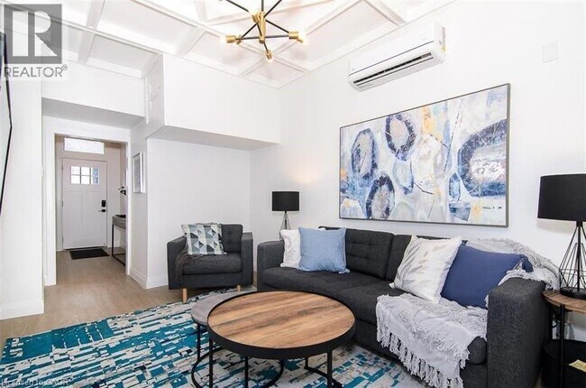 Photo du bâtiment - 249 Emerald St N