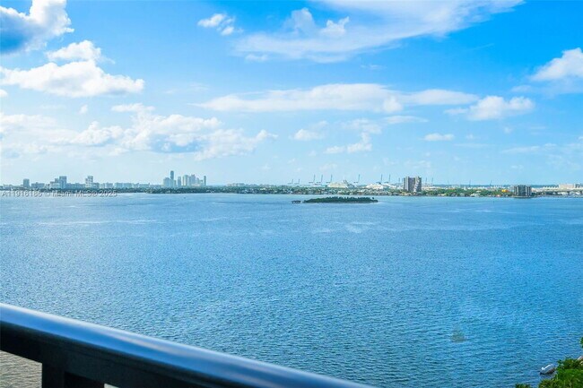 Foto del edificio - 600 NE 36th St