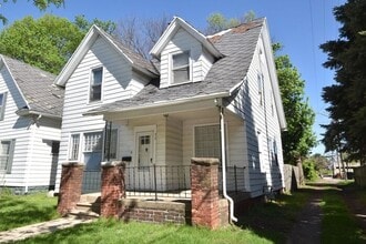 Building Photo - 913 E Washington St