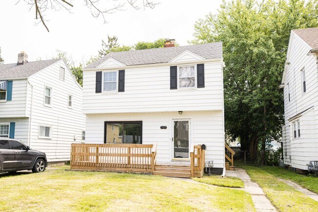 Foto del edificio - Beautiful three bedroom home with fenced i...