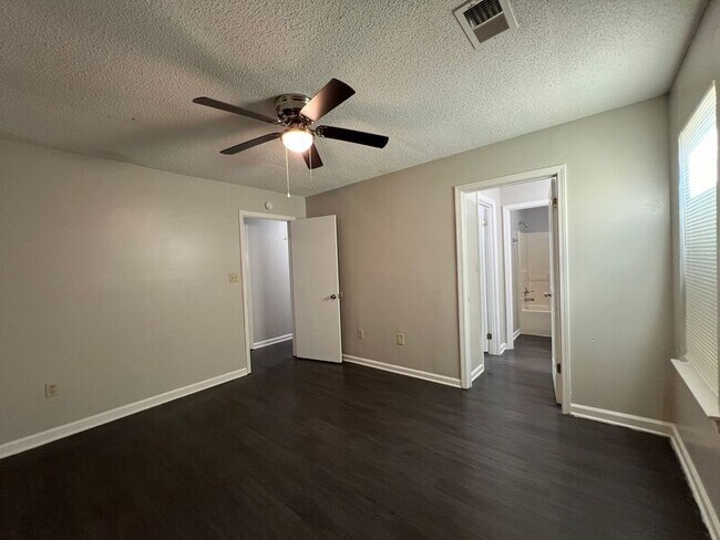 Foto del edificio - 3579 Russelwood Dr