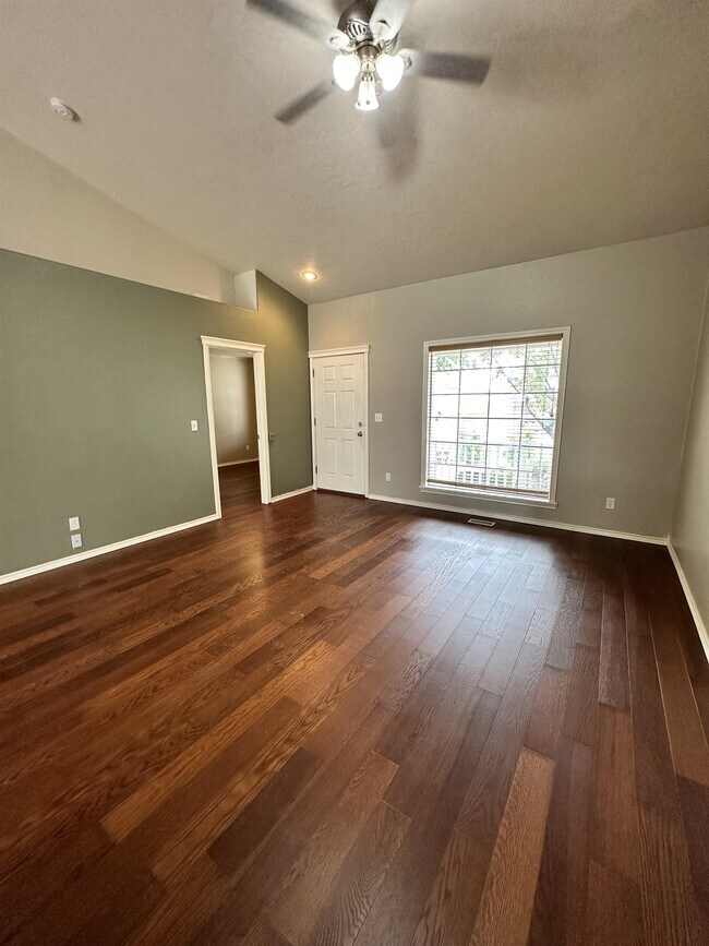 Building Photo - 689 E Huckleberry Ct