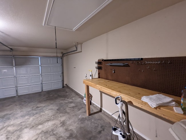 Building Photo - 1720 Lakeway Dr