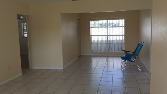 Gran ventanal para completar el concepto abierto. - 19601 SW 103rd Ct